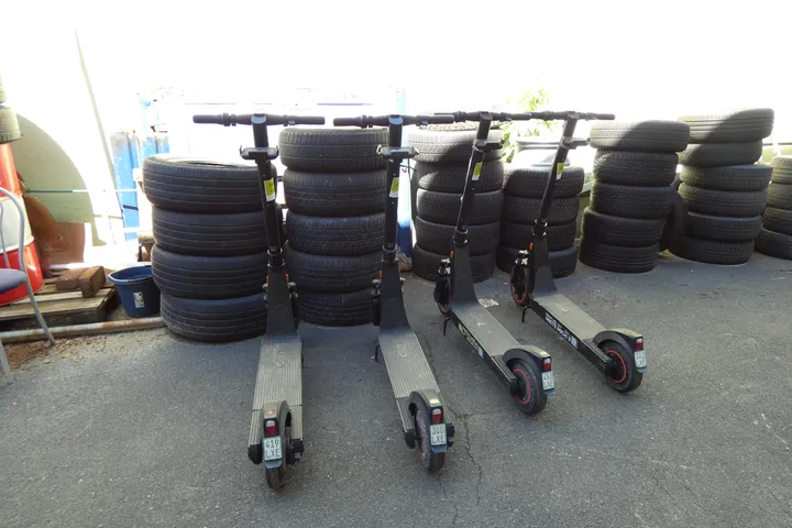 4x OKAI ES400A Profi E-Scooter